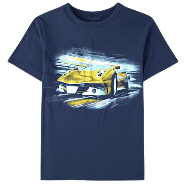 Camiseta azul con carro de carreras para niño