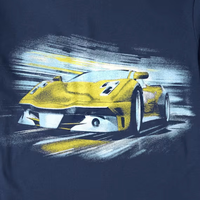Camiseta azul con carro de carreras para niño