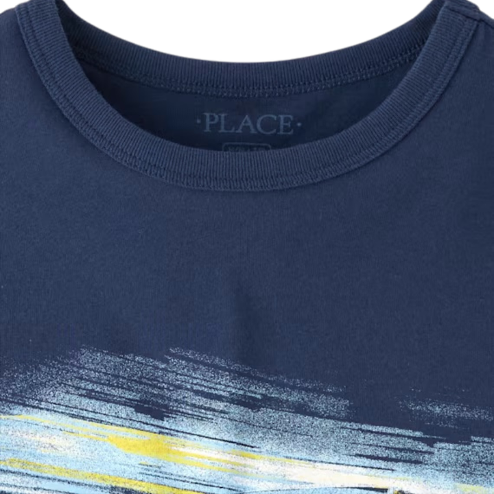 Camiseta azul con carro de carreras para niño
