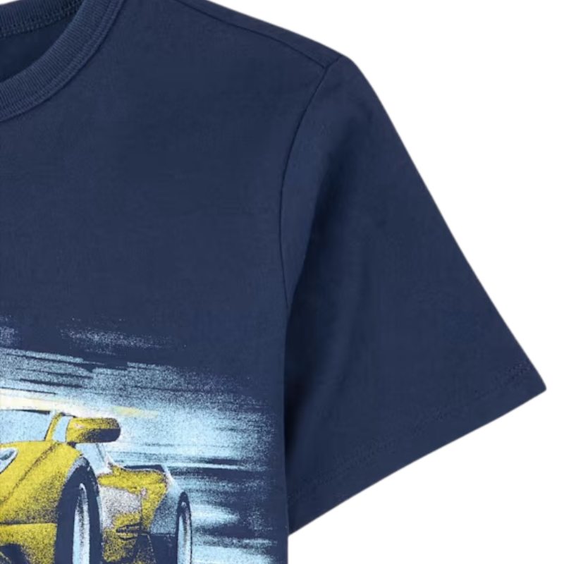 Camiseta azul con carro de carreras para niño