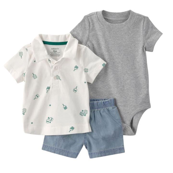 Conjunto 3 piezas estilo deportivo con polo, camiseta y short tipo mezclilla suave