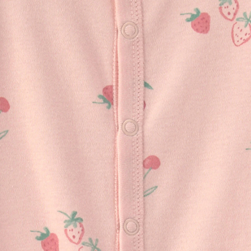 Pijama de 1 pieza con fresitas para bebita