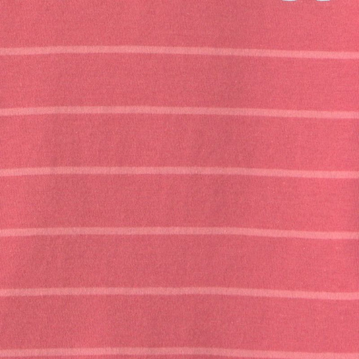Conjunto de camiseta y short a rayas para niño