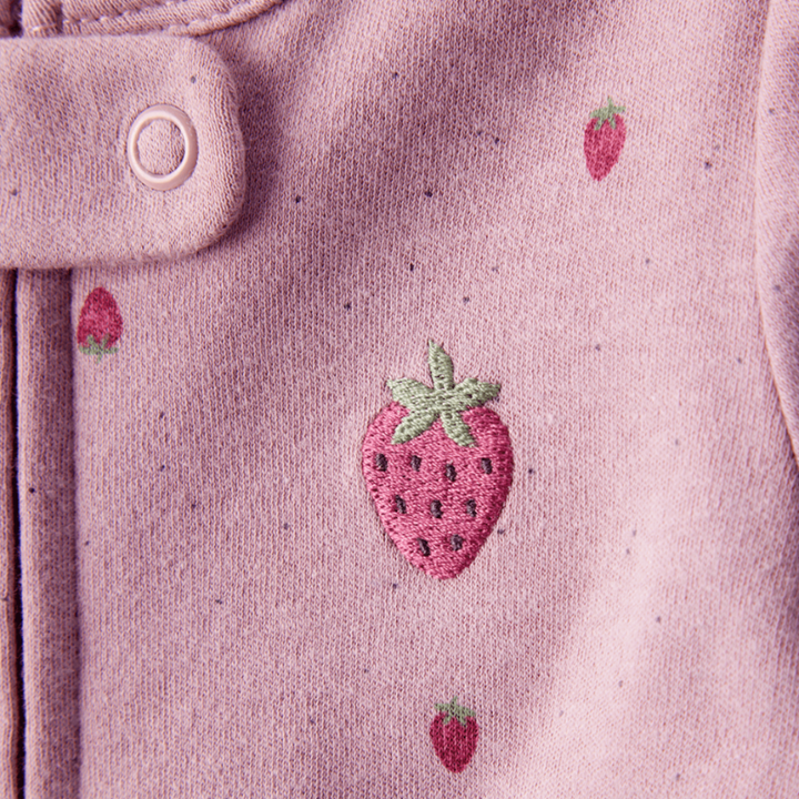 Pijama 1 piezas con estampado de fresitas para bebita