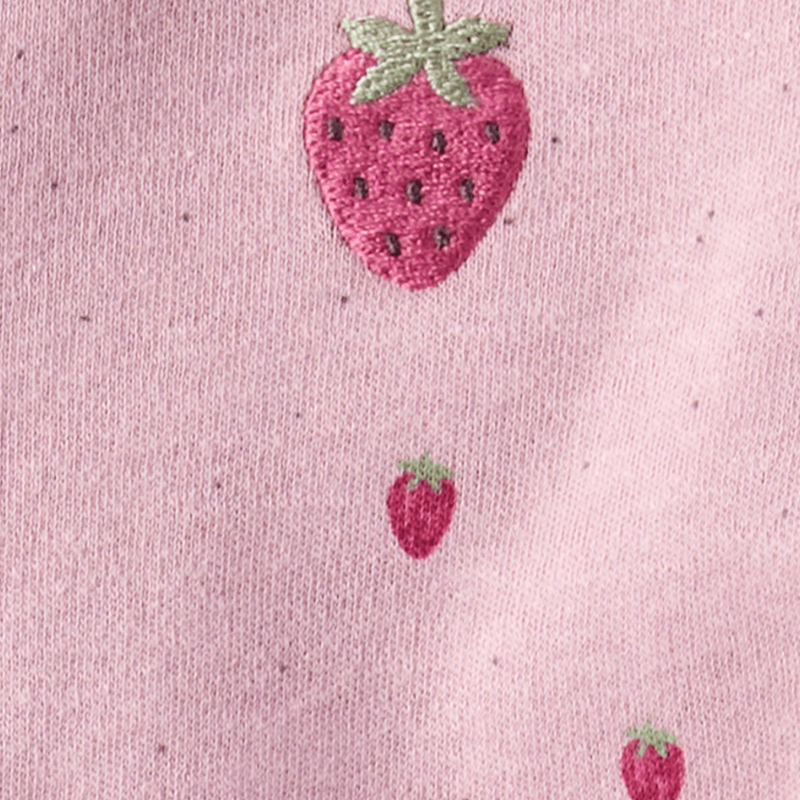 Pijama 1 piezas con estampado de fresitas para bebita