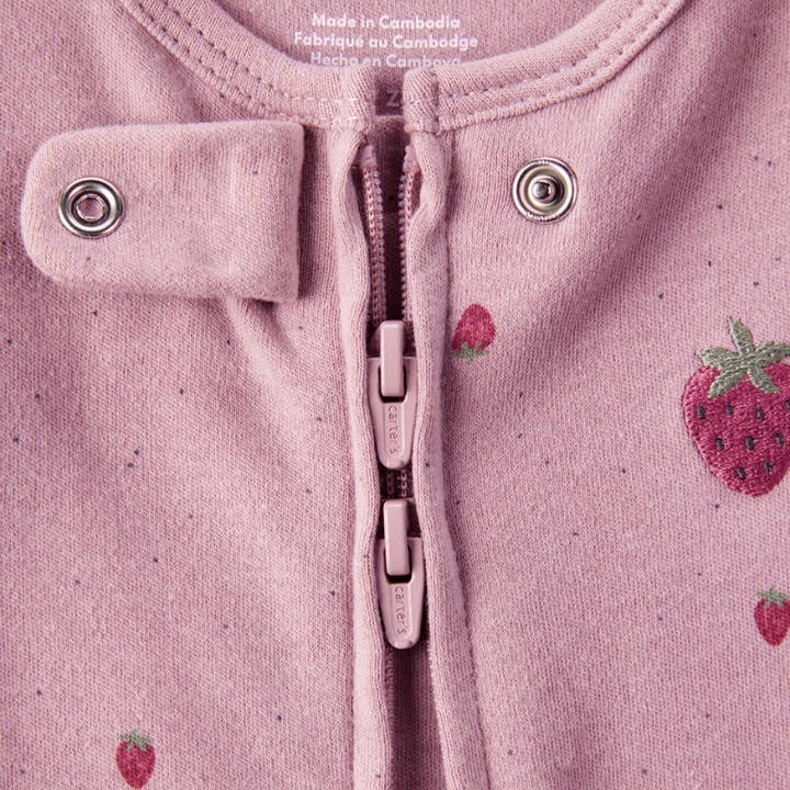 Pijama 1 piezas con estampado de fresitas para bebita