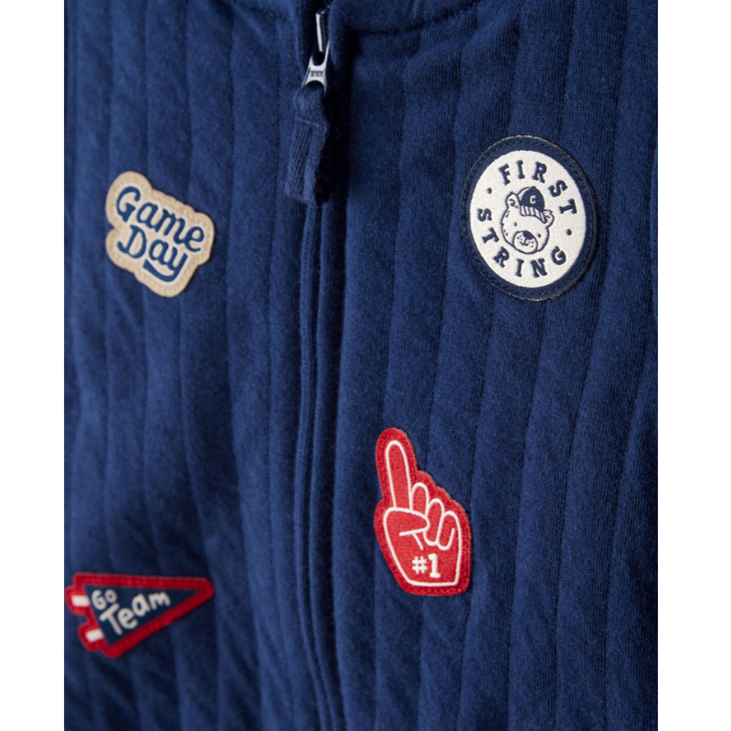 Conjunto 3 piezas con chaleco detalle de stickers de tela