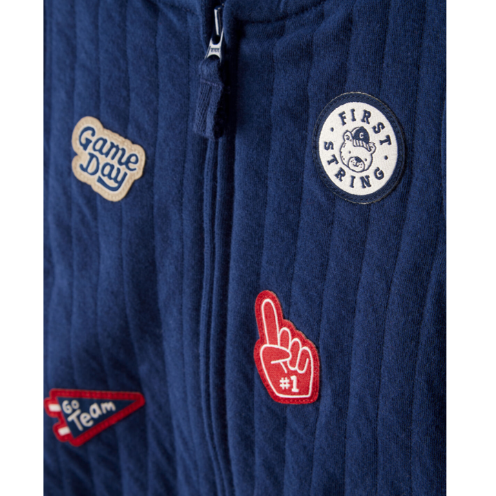 Conjunto 3 piezas con chaleco detalle de stickers de tela