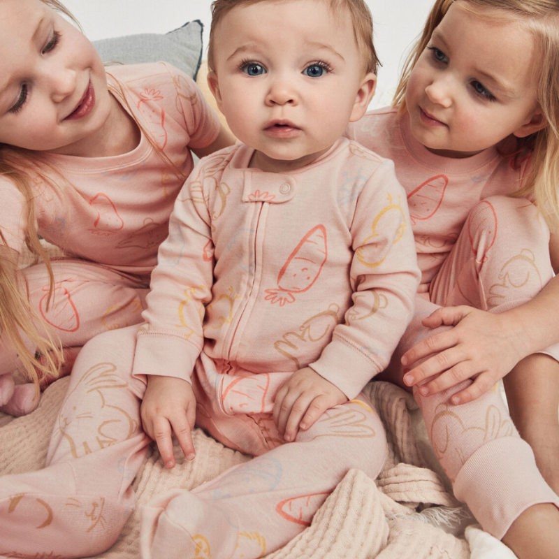 Pijama enteriza bebé con conejitos y pollitos 🐰🐥💗