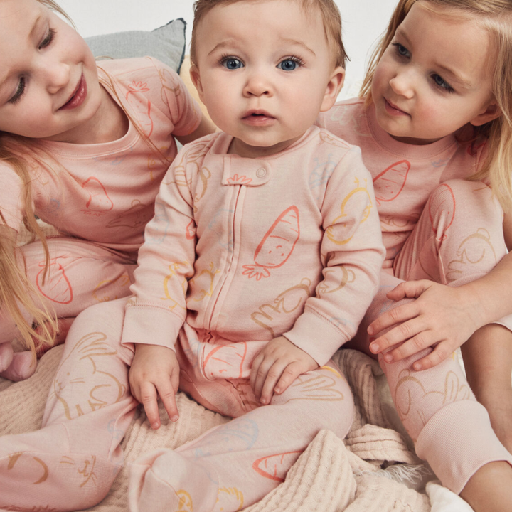 Pijama enteriza bebé con conejitos y pollitos 🐰🐥💗