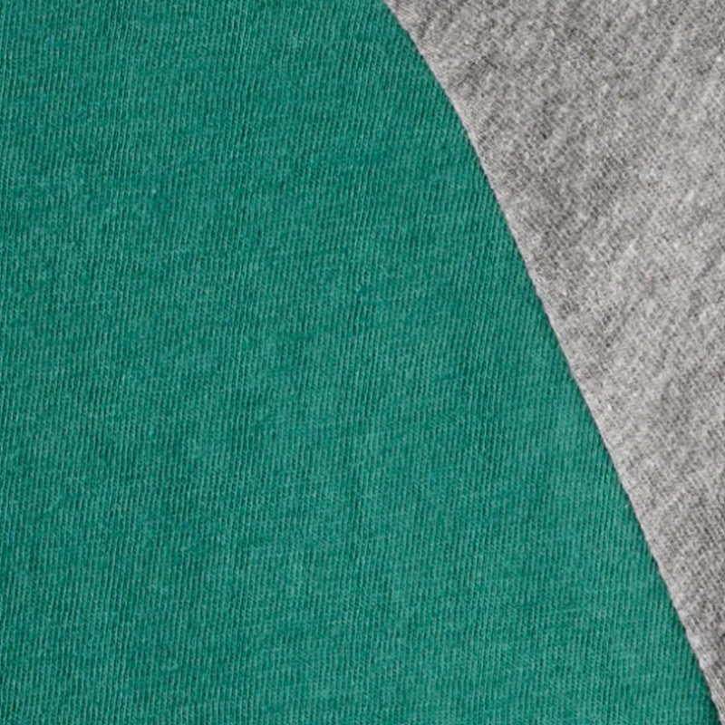 Camiseta de manga larga para niño en verde y gris