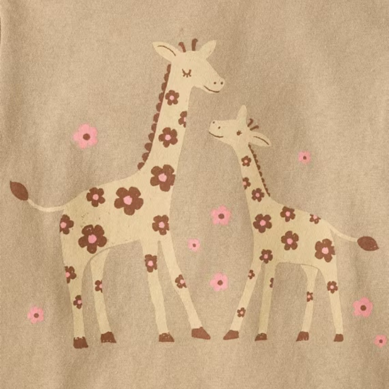 Blusa café claro con jirafas para niña