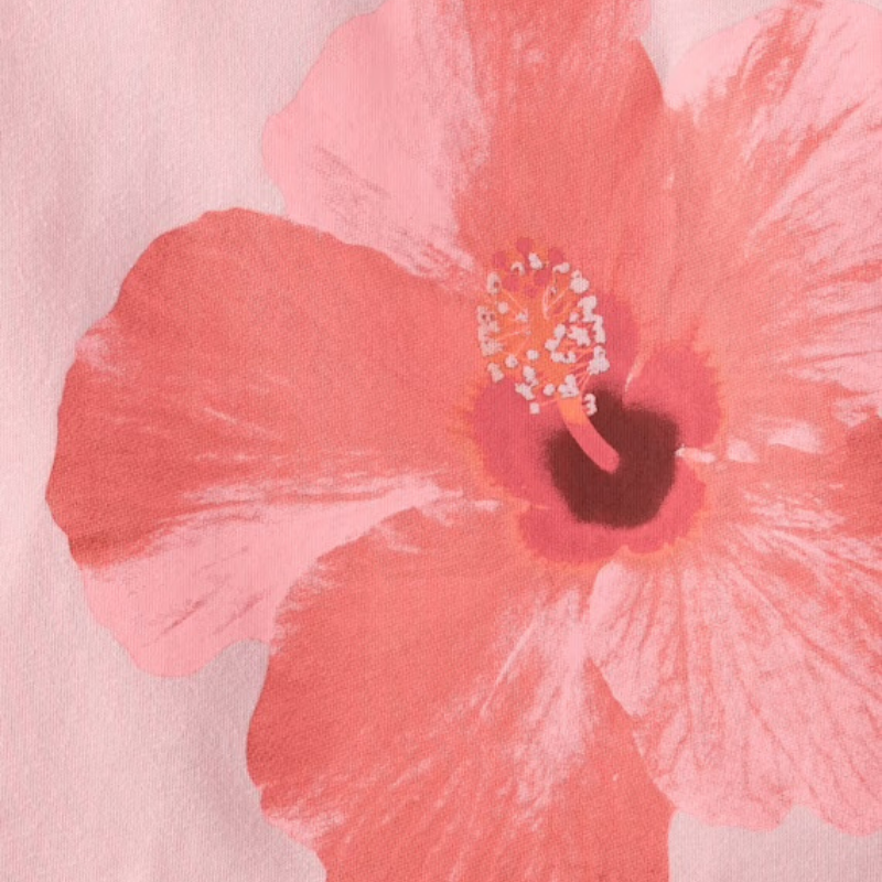 Blusa rosada con flor tropical