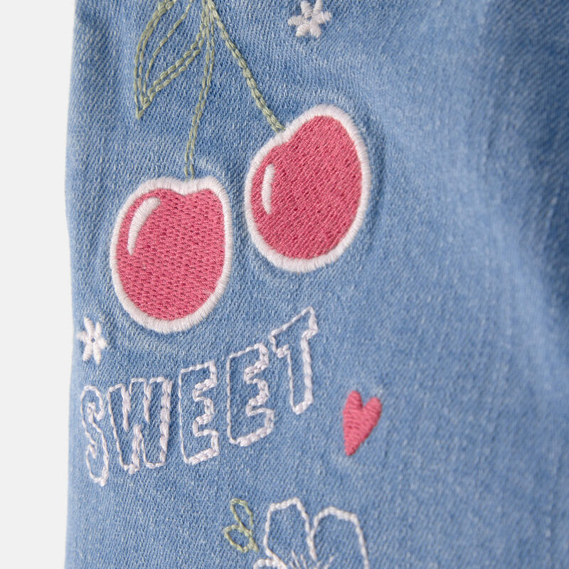 Short de mezclilla para niña con bordado de cerezas
