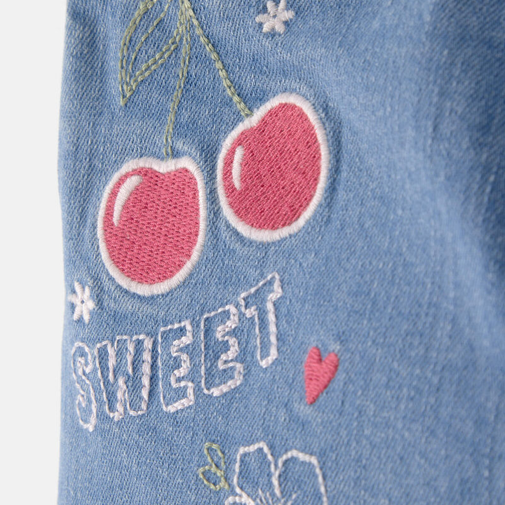 Short de mezclilla para niña con bordado de cerezas