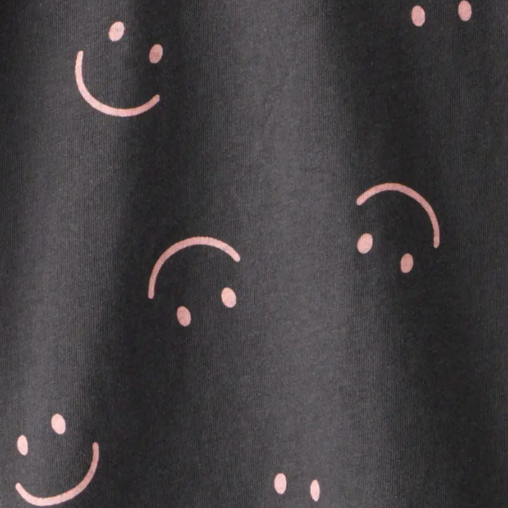 Blusa de manga larga con caritas felices para niña