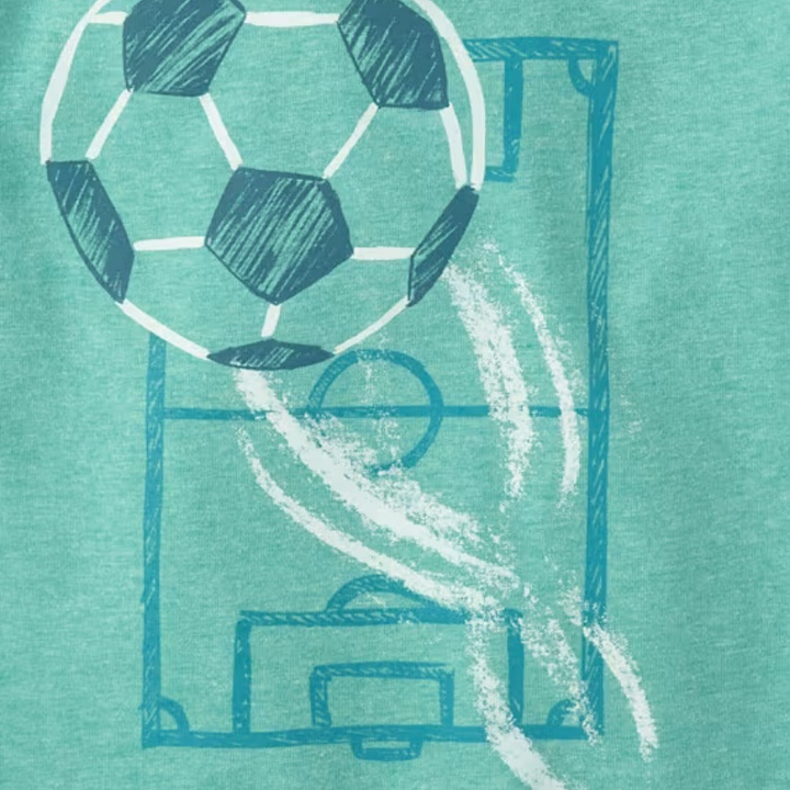 Camiseta verde con diseño de fútbol para niño