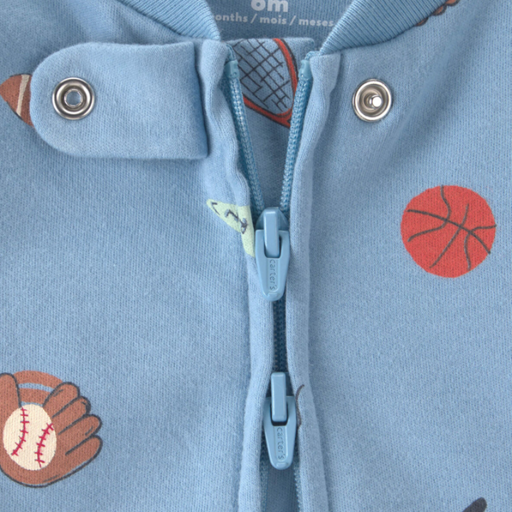 Pijama 1 pieza azul con diseño de deportes para bebito
