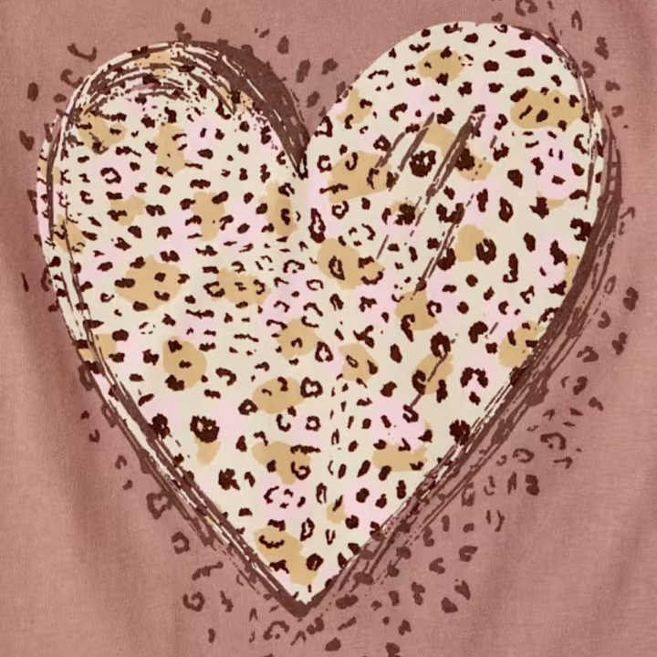 Blusa rosada con corazón animal print para niña